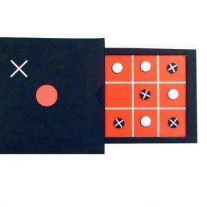 Compact slide out magnetic 'tic-tac-toe'