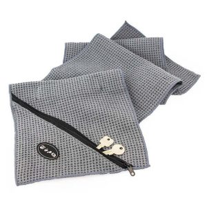 SCHWITZABLEITER FITNESS Fitness towel with integrated zip-pocket